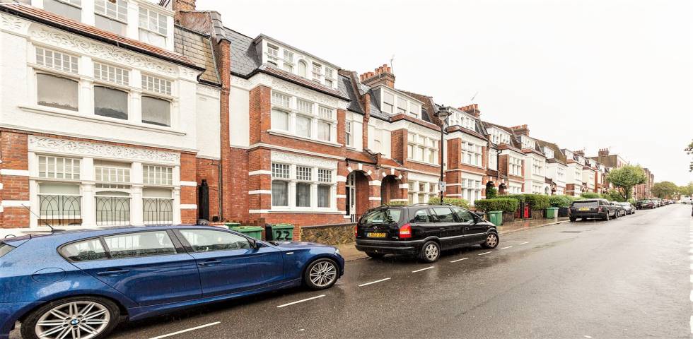 			WATER RATES INCLUDED, 1 Bedroom, 1 bath, 1 reception Flat			 Glenmore Road, BELSIZE PARK